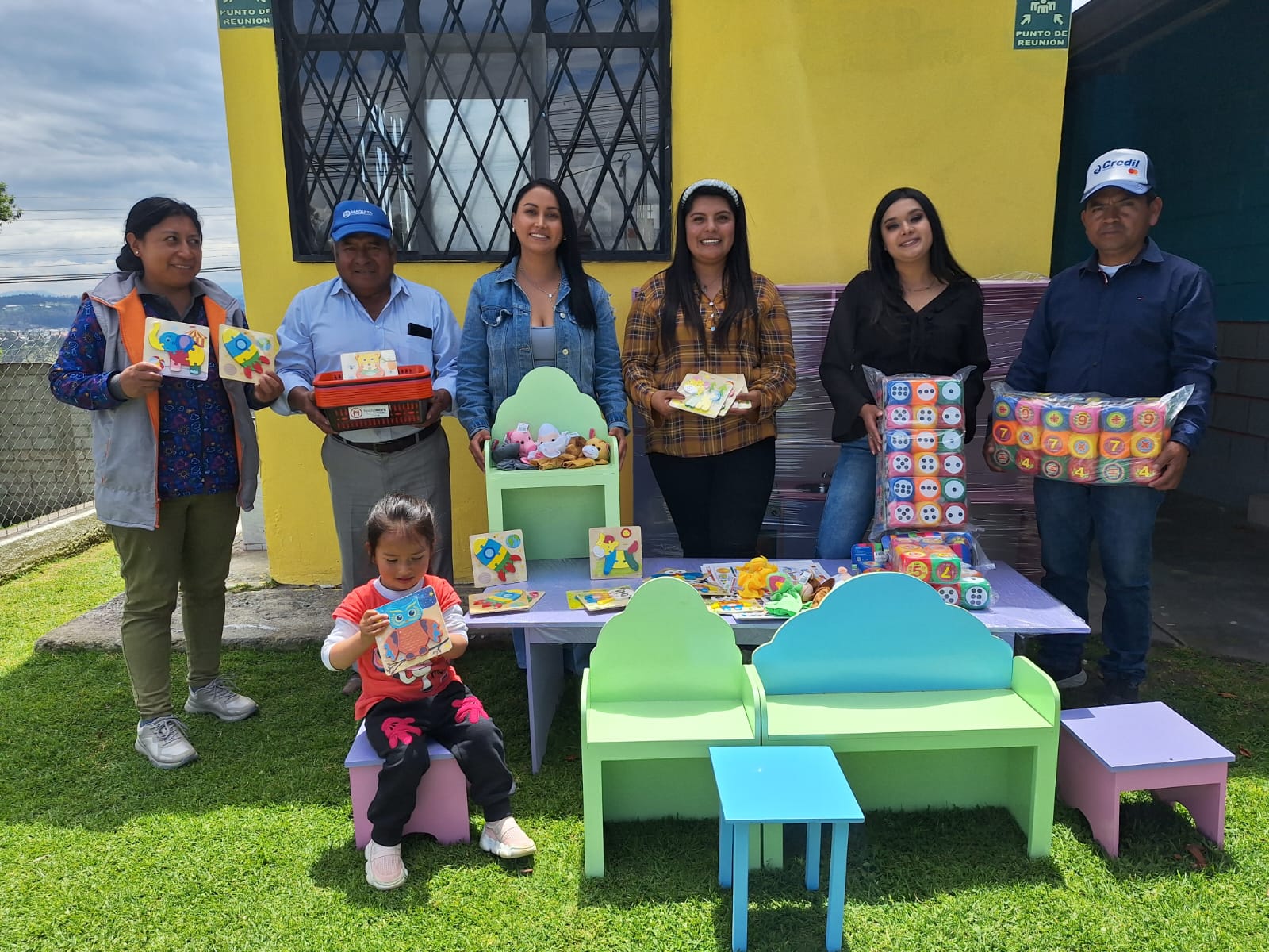 LAS AUTORIDADES DEL GADP PICAIHUA ENTREGAN INMOBILIARIO Y MATERIAL DIDÁCTICO A CENTROS DE DESARROLLO INFANTIL